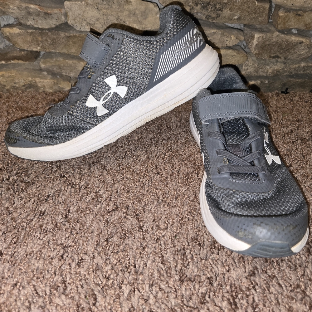 Under Armour Kids Gray and White Sneakers with Hook-and-Loop Strap Size 2Y
